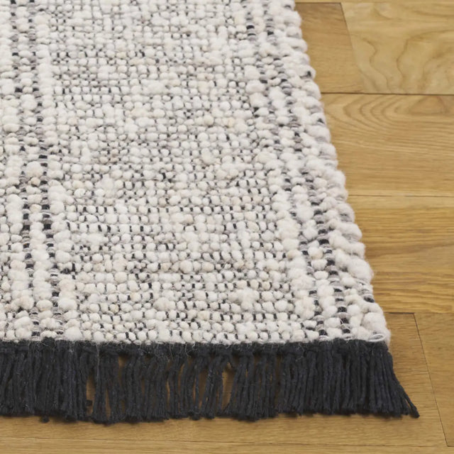 Safavieh Manhattan 4'-0" x 6'-0" Rug in Ivory / Black