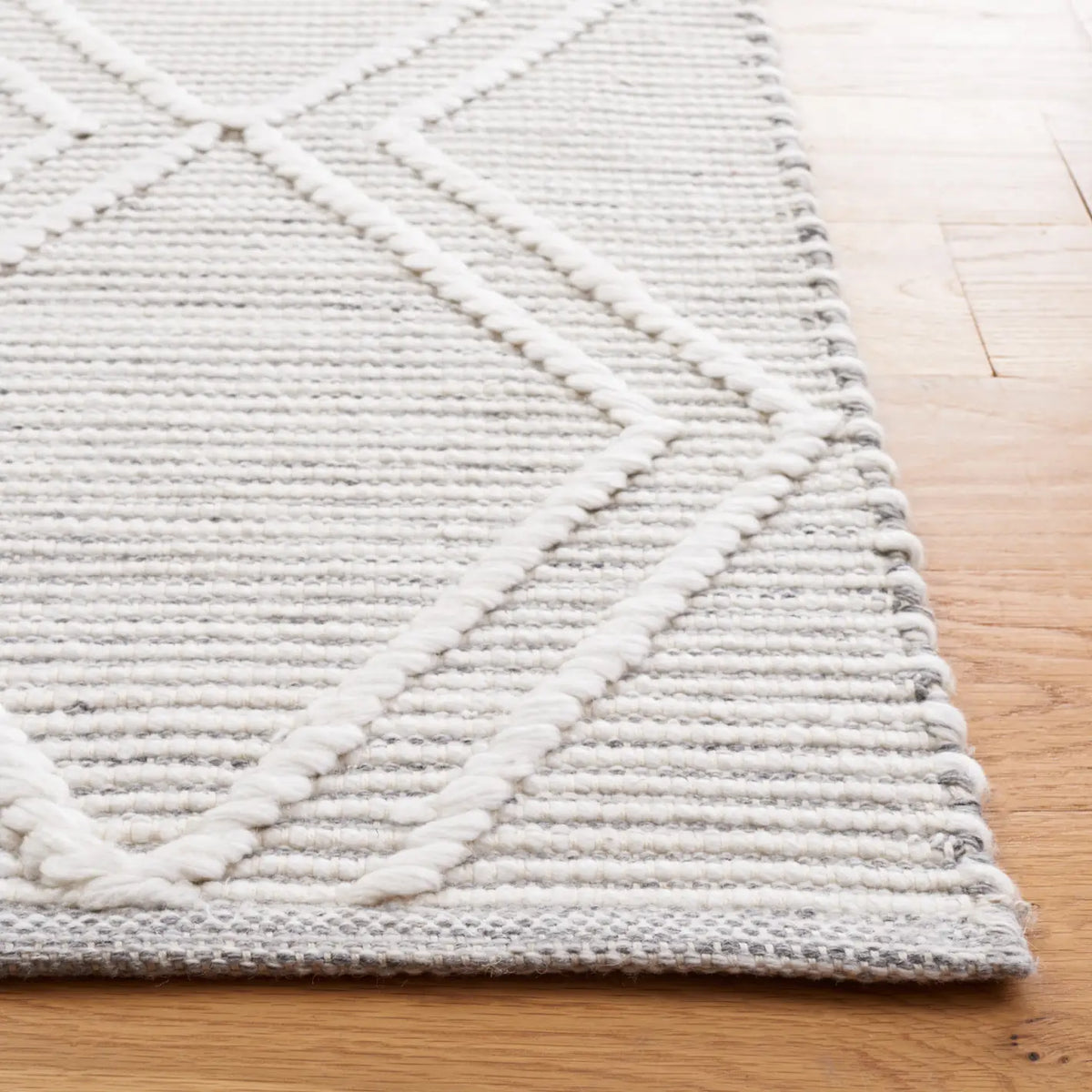 Safavieh Kilim 4'-0" x 6'-0" Rug in Grey / Ivory