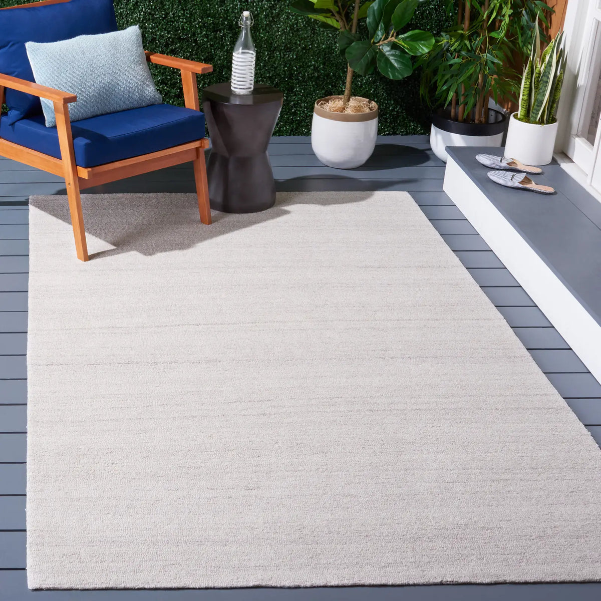 Safavieh Outdoor Micro-Loop 4'-0" x 6'-0" Rug in Beige