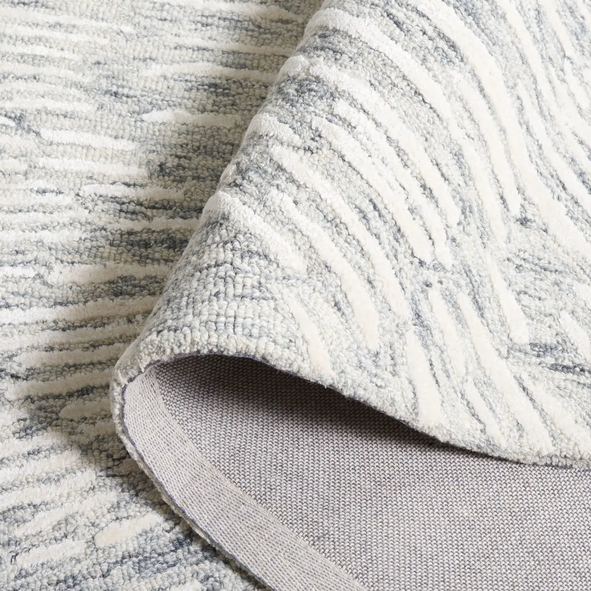 Safavieh Soho 4'-0" x 6'-0" Rug in Grey / Ivory