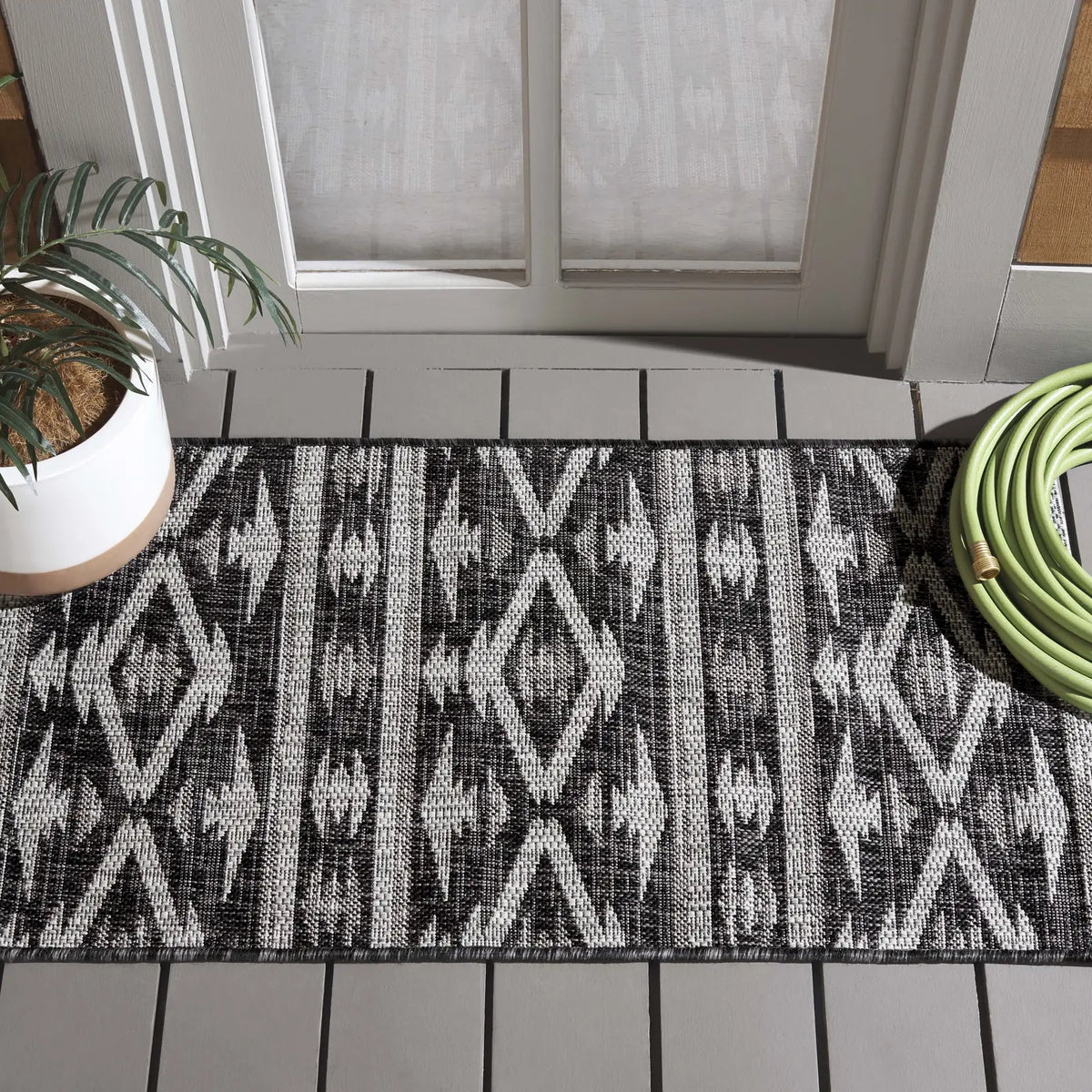 Safavieh Courtyard 2'-0" x 3'-7" Rug in Black / Grey
