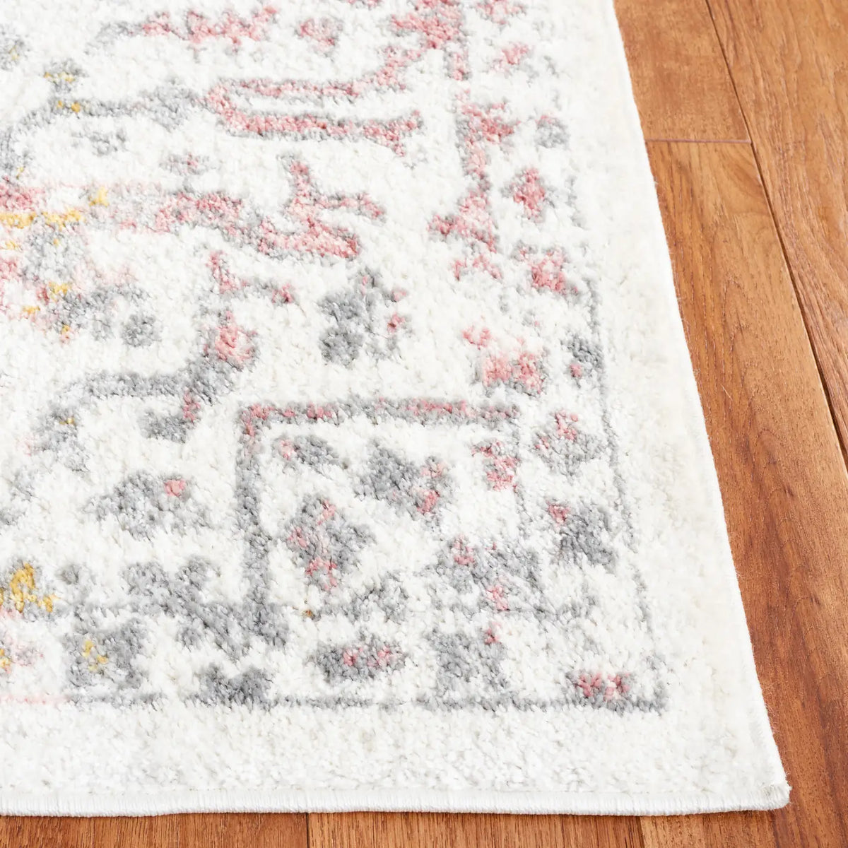 Safavieh Layla 4'-5" x 6'-5" Rug in Ivory Grey / Pink