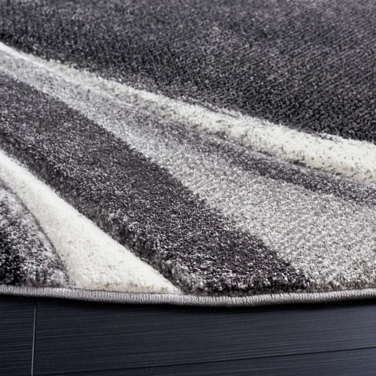 Safavieh Hollywood 5'-3" x 5'-3" Rug in Grey / Ivory