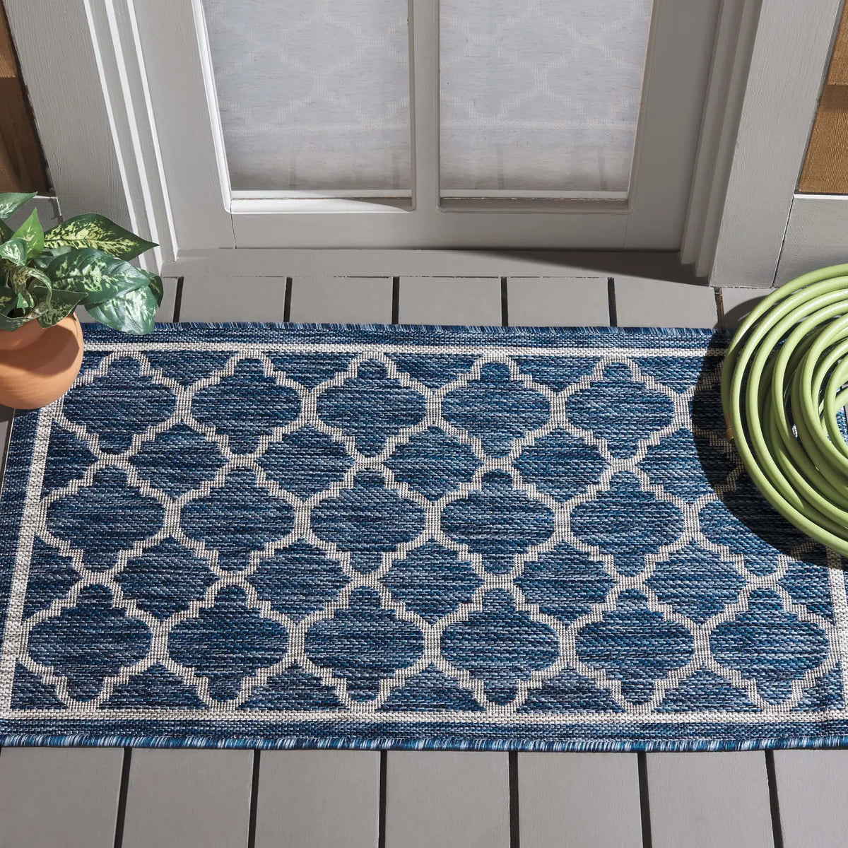 Safavieh Courtyard 2'-0" x 3'-7" Rug in Navy / Grey