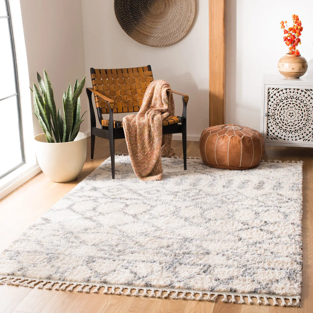 Safavieh Berber Fringe Shag 4'-0" x 6'-0" Rug in Cream / Grey