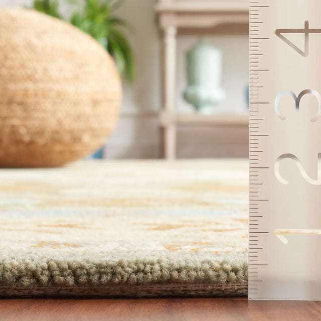 Safavieh Heritage 4'-0" x 6'-0" Rug in Ivory / Light Blue