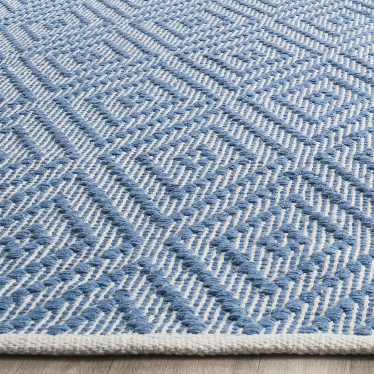 Safavieh Montauk 6'-0" x 9'-0" Rug in Blue / Ivory