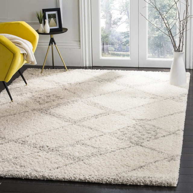 Safavieh Arizona Shag 5'-1" x 7'-6" Rug in Ivory / Grey