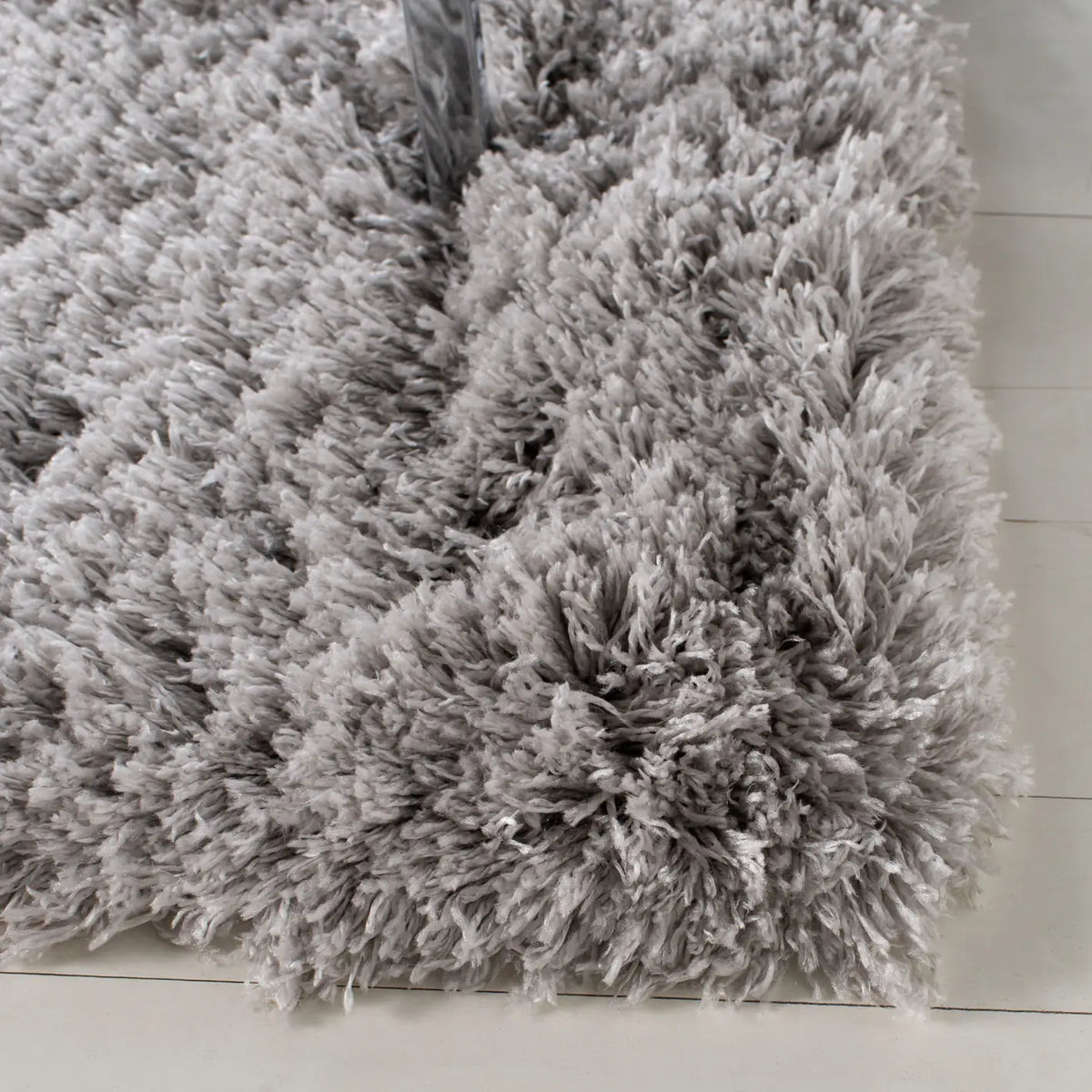 Safavieh Polar Shag 4'-0" x 6'-0" Rug in Silver