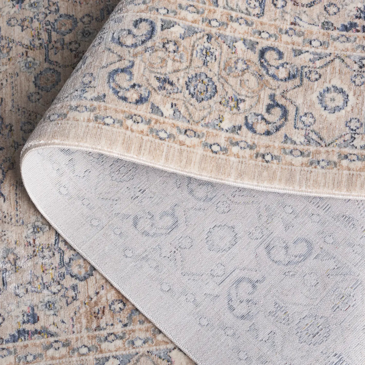 Safavieh Sutton 5'-0" x 8'-0" Rug in Beige / Navy