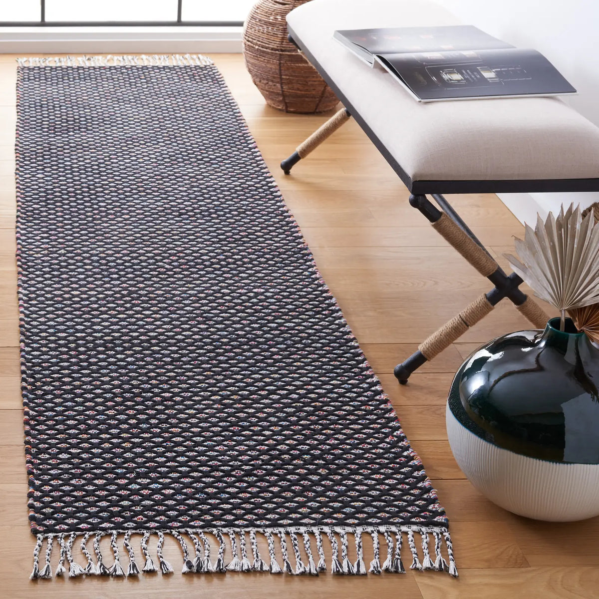 Safavieh Montauk 2'-3" x 9'-0" Rug in Black / Ivory