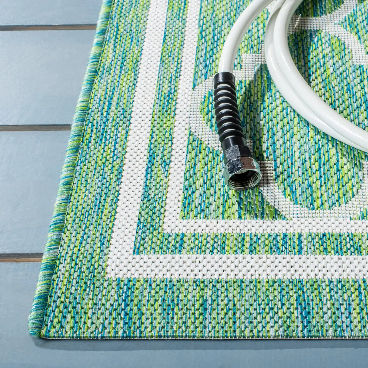 Safavieh Courtyard 4'-0" x 5'-7" Rug in Green / Ivory