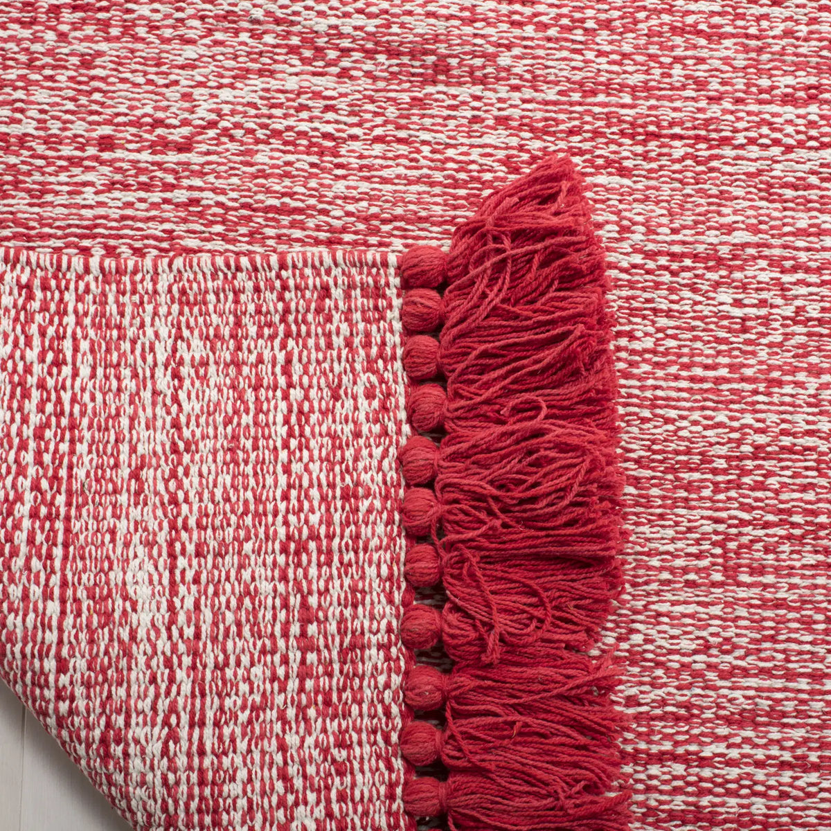 Safavieh Montauk 5'-0" x 8'-0" Rug in Red