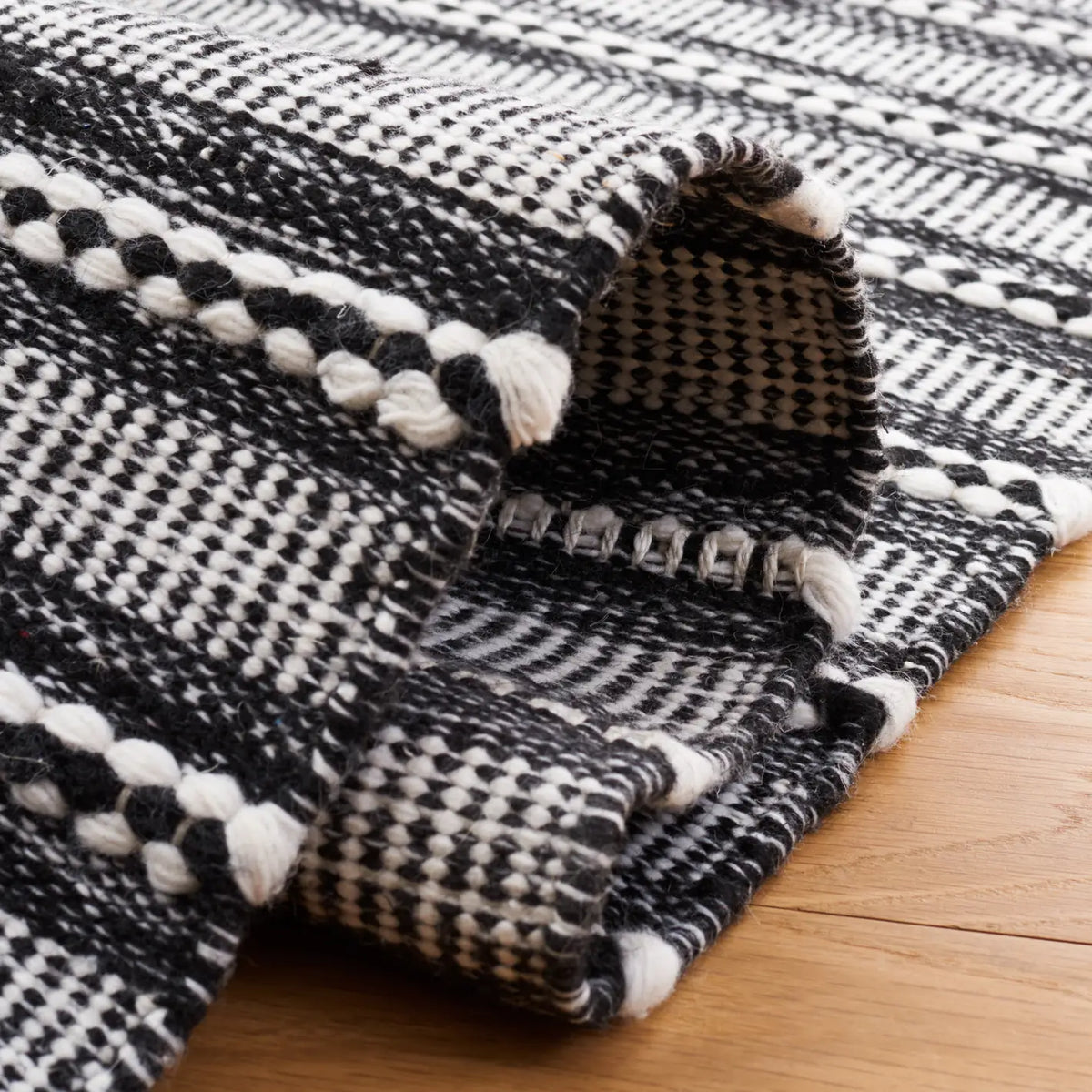 Safavieh Kilim 4'-0" x 6'-0" Rug in Black / Ivory