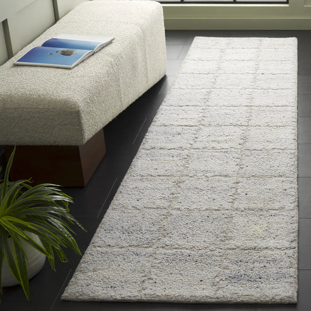 Safavieh Harvest 2'-3" x 9'-0" Rug in Silver / Grey