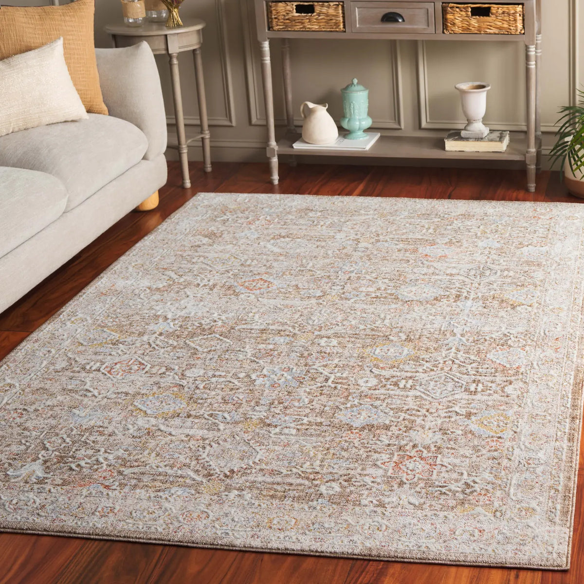 Safavieh Serena 200 5'-3" x 7'-6" Rug in Beige / Ivory Brown