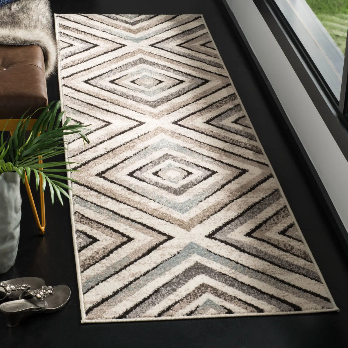 Safavieh Amsterdam 2'-3" x 8'-0" Rug in Cream / Beige