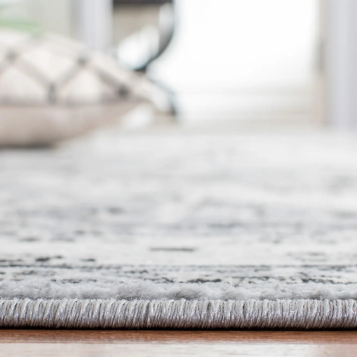 Safavieh Brentwood 4'-0" x 6'-0" Rug in Grey / Black