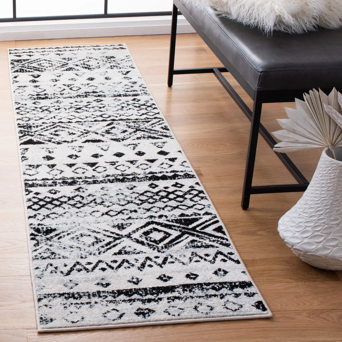 Safavieh Mercer 2'-0" x 8'-0" Rug in Ivory / Charcoal