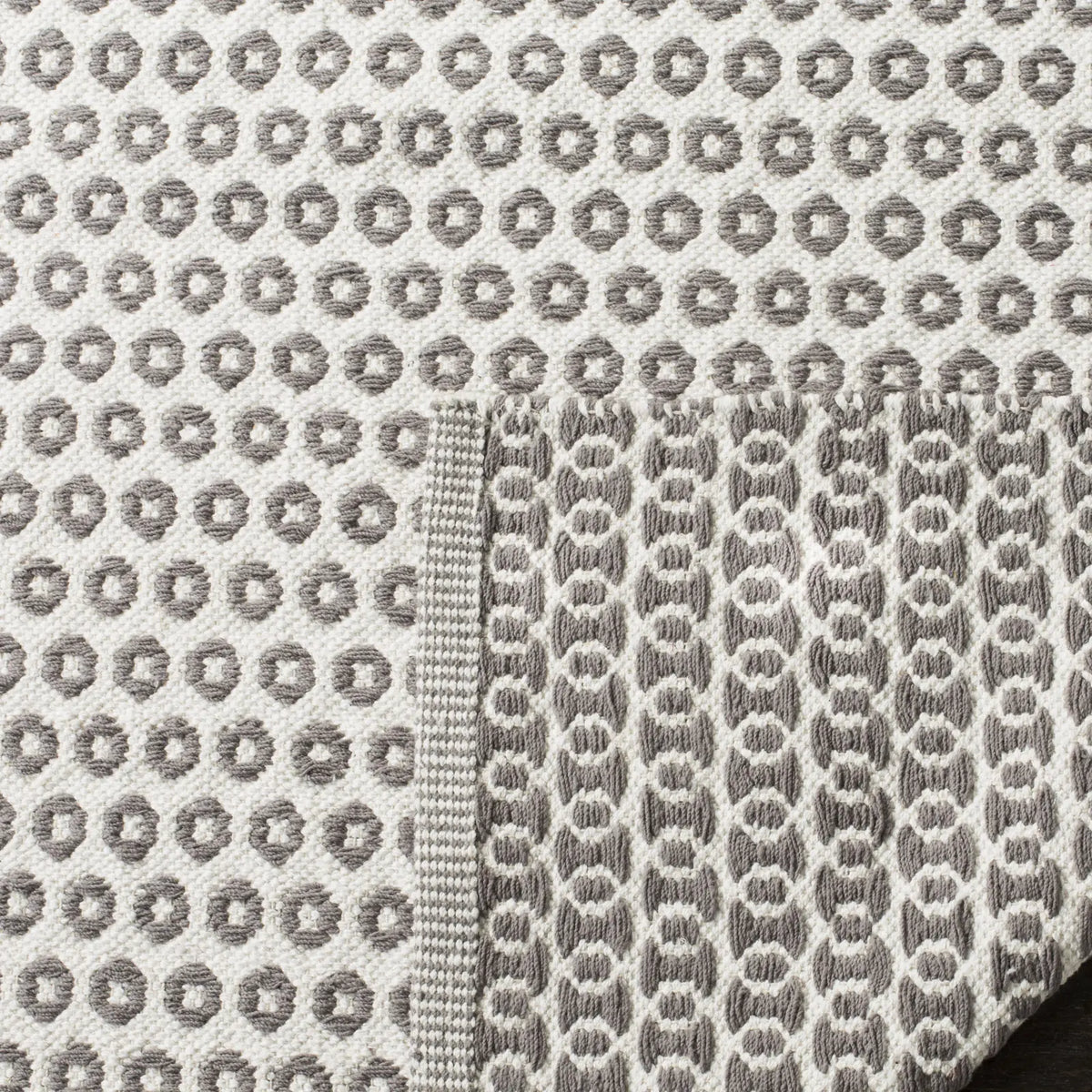 Safavieh Montauk 5'-0" x 8'-0" Rug in Grey / Ivory