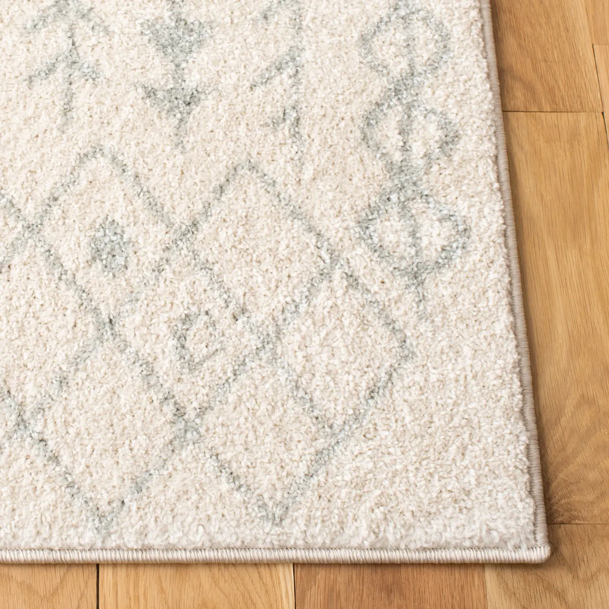 Safavieh Tulum 4'-0" x 6'-0" Rug in Ivory / Light Grey