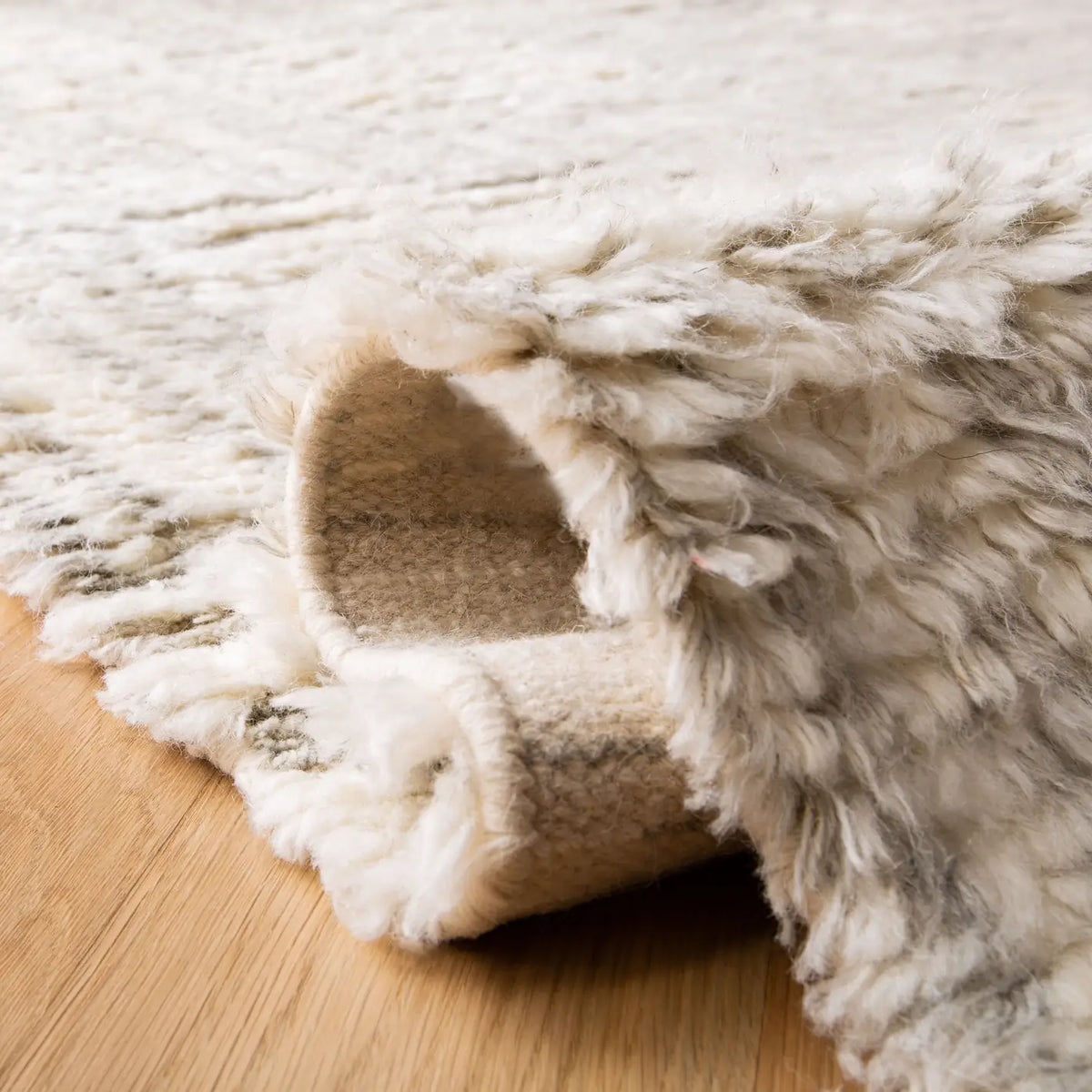Safavieh Manhattan 4'-0" x 6'-0" Rug in Ivory / Grey