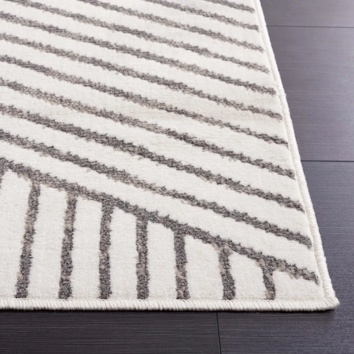 Safavieh Pyramid 4'-5" x 6'-5" Rug in Ivory / Grey