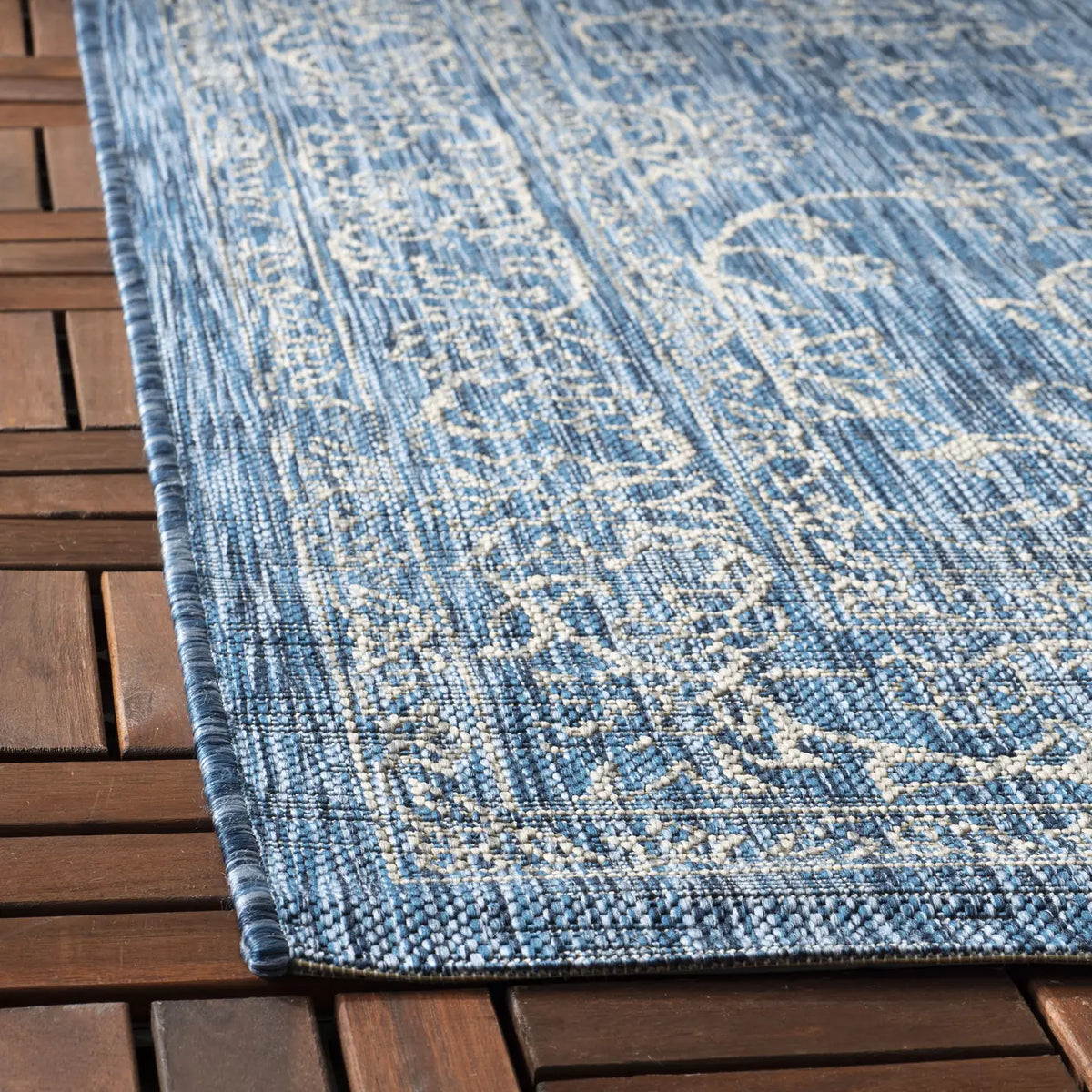 Safavieh Courtyard 4'-0" x 5'-7" Rug in Navy / Ivory