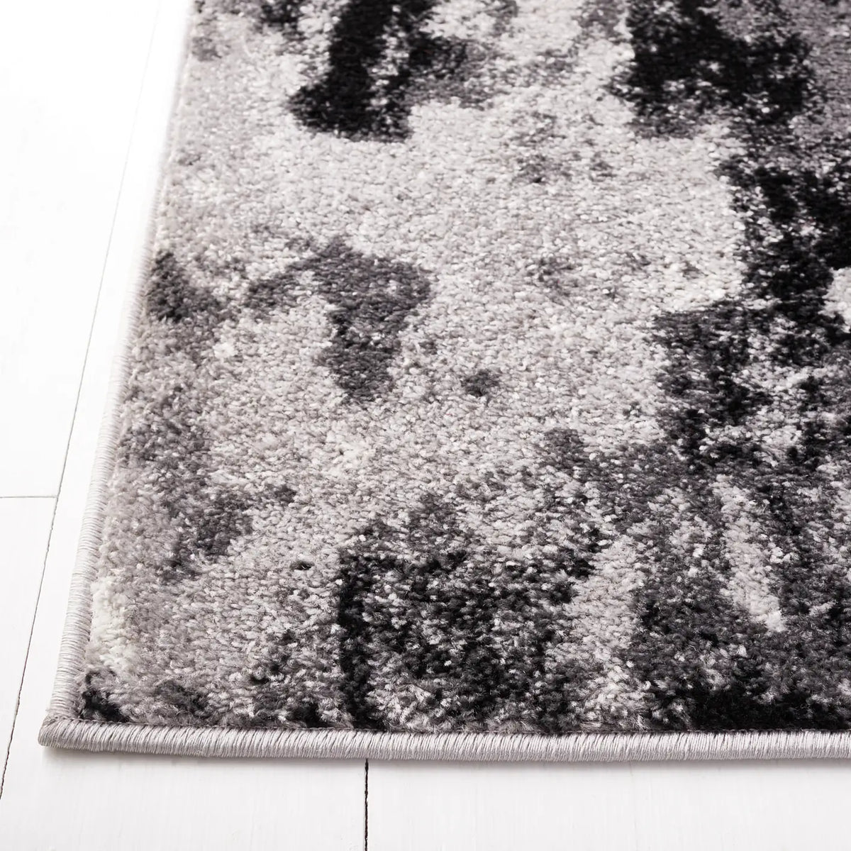 Safavieh Adirondack 4'-0" x 6'-0" Rug in Grey / Black