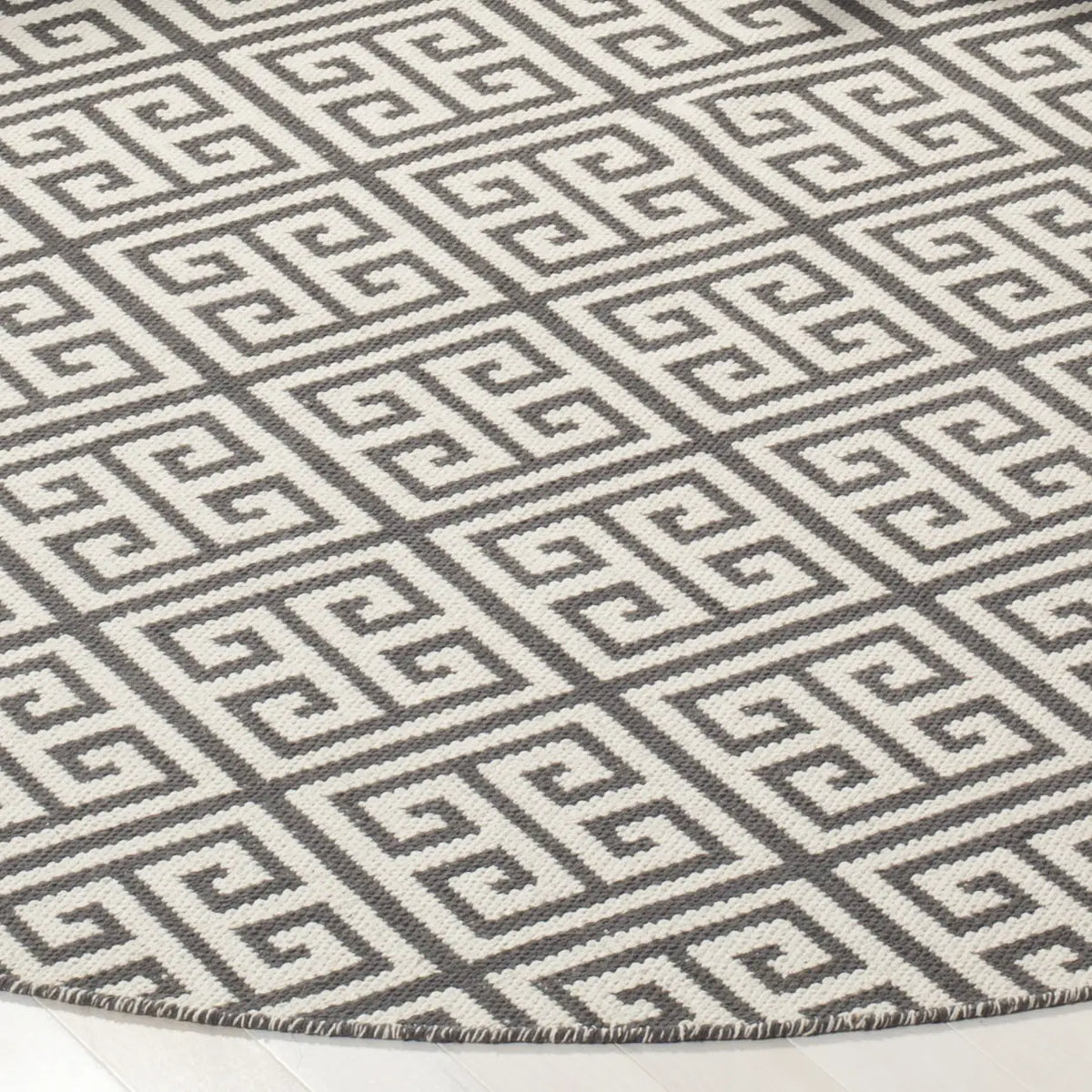 Safavieh Montauk 6'-0" x 6'-0" Rug in Dark Grey / Ivory