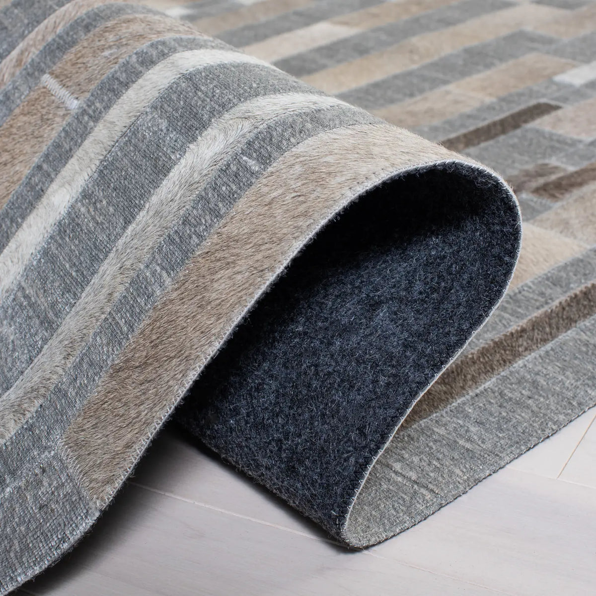Safavieh Studio Leather 8'-0" x 10'-0" Rug in Ivory / Grey