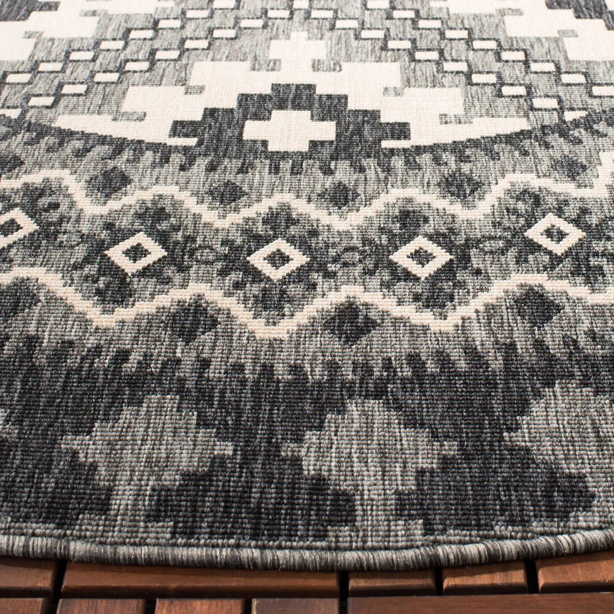 Safavieh Veranda 5'-3" x 5'-3" Rug in Ivory / Charcoal
