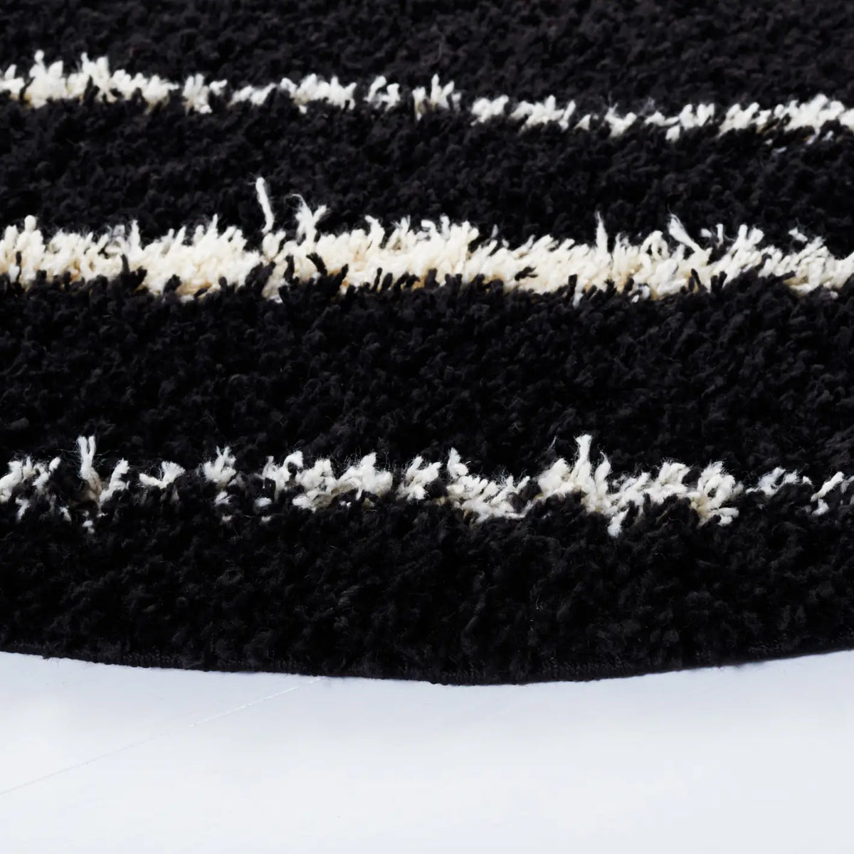 Safavieh Venus Shag 600 6'-7" x 6'-7" Rug in Black / Ivory