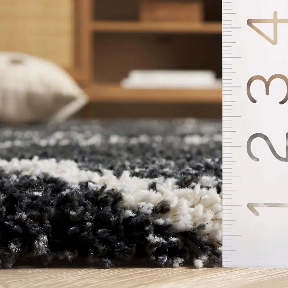Safavieh Hudson Shag 5'-3" x 7'-6" Rug in Dark Grey / Ivory