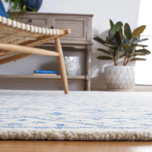Safavieh Metro 4'-0" x 6'-0" Rug in Ivory / Blue