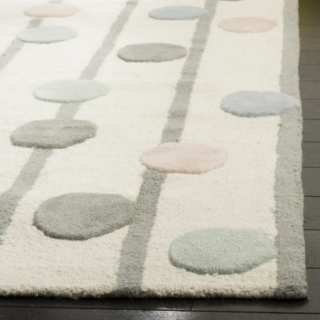 Safavieh Safavieh Kids 5'-0" x 7'-0" Rug in Ivory / Multi