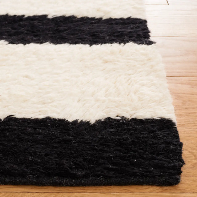 Safavieh Casablanca 4'-0" x 6'-0" Rug in Black / Ivory