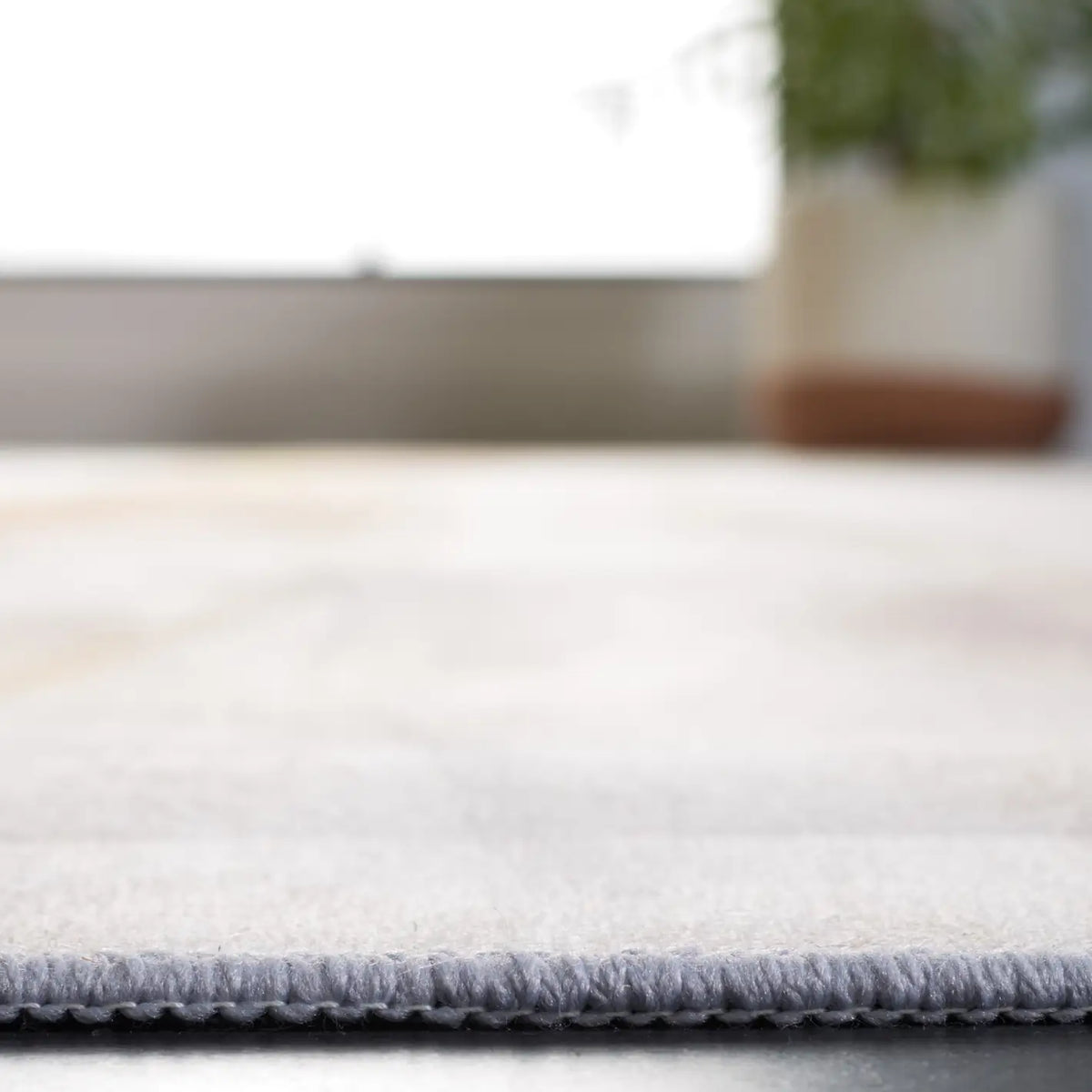 Safavieh Tacoma 4'-0" x 6'-0" Rug in Beige / Gold