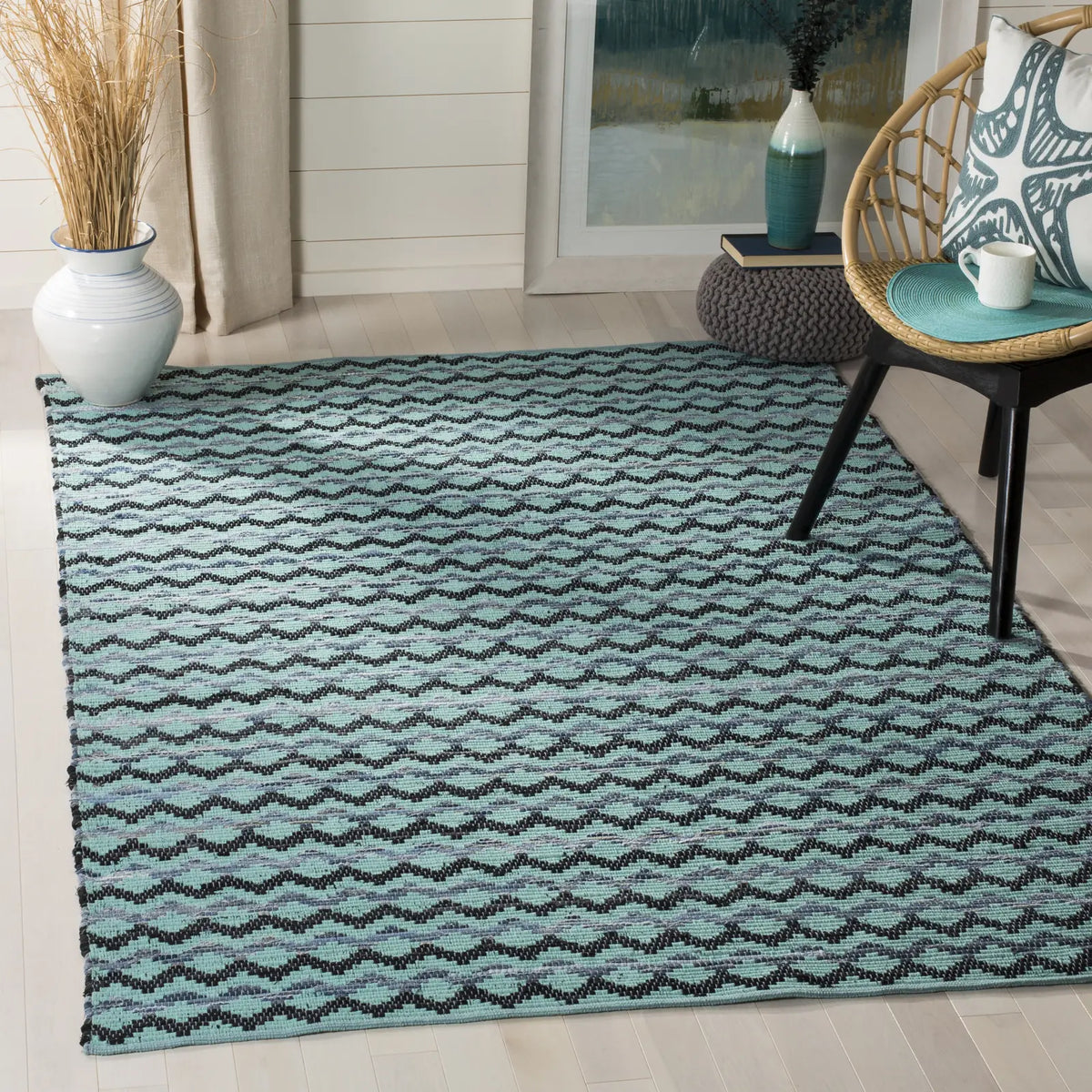 Safavieh Montauk 4'-0" x 6'-0" Rug in Turquoise / Blue/Black