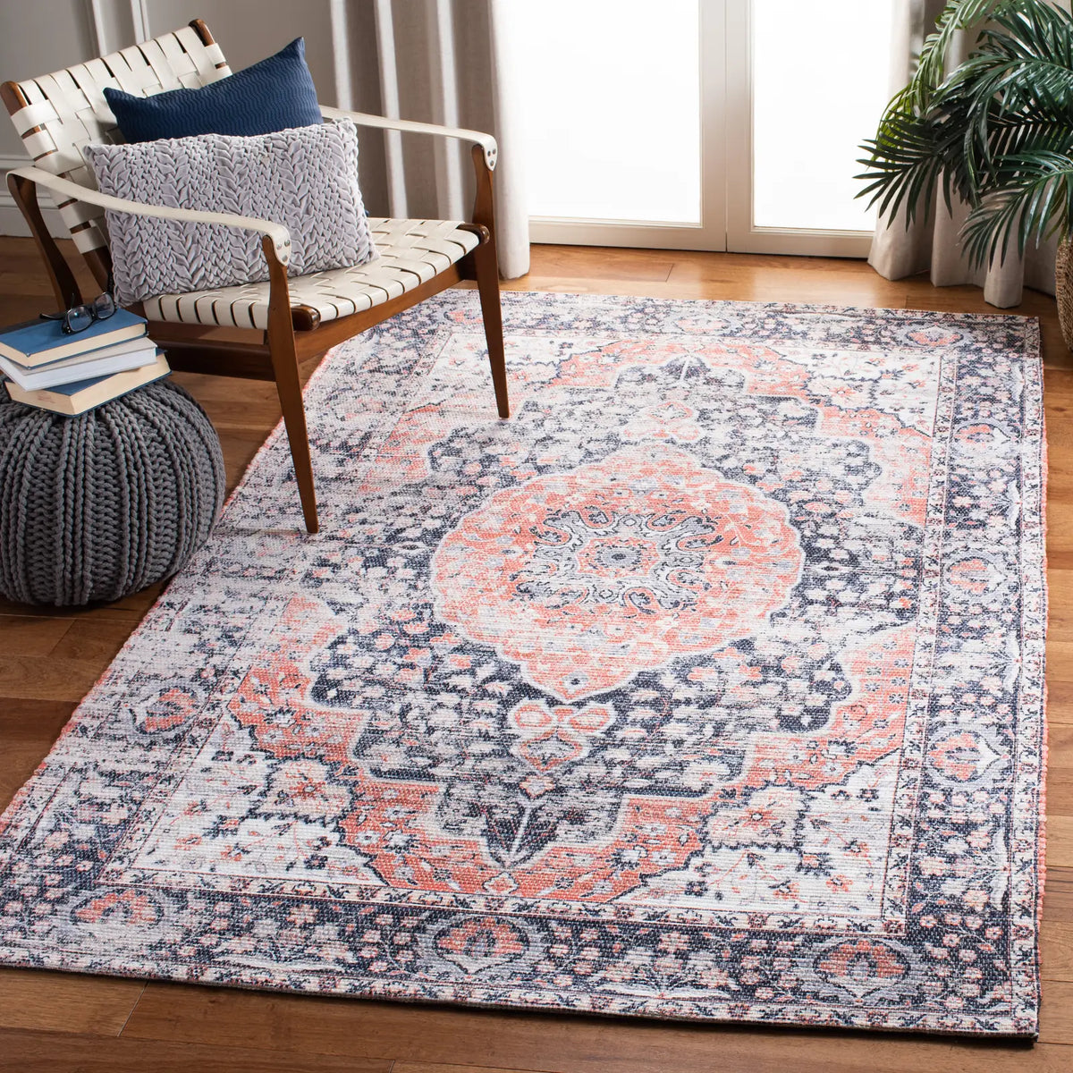 Safavieh Saffron 4'-0" x 6'-0" Rug in Navy / Ivory