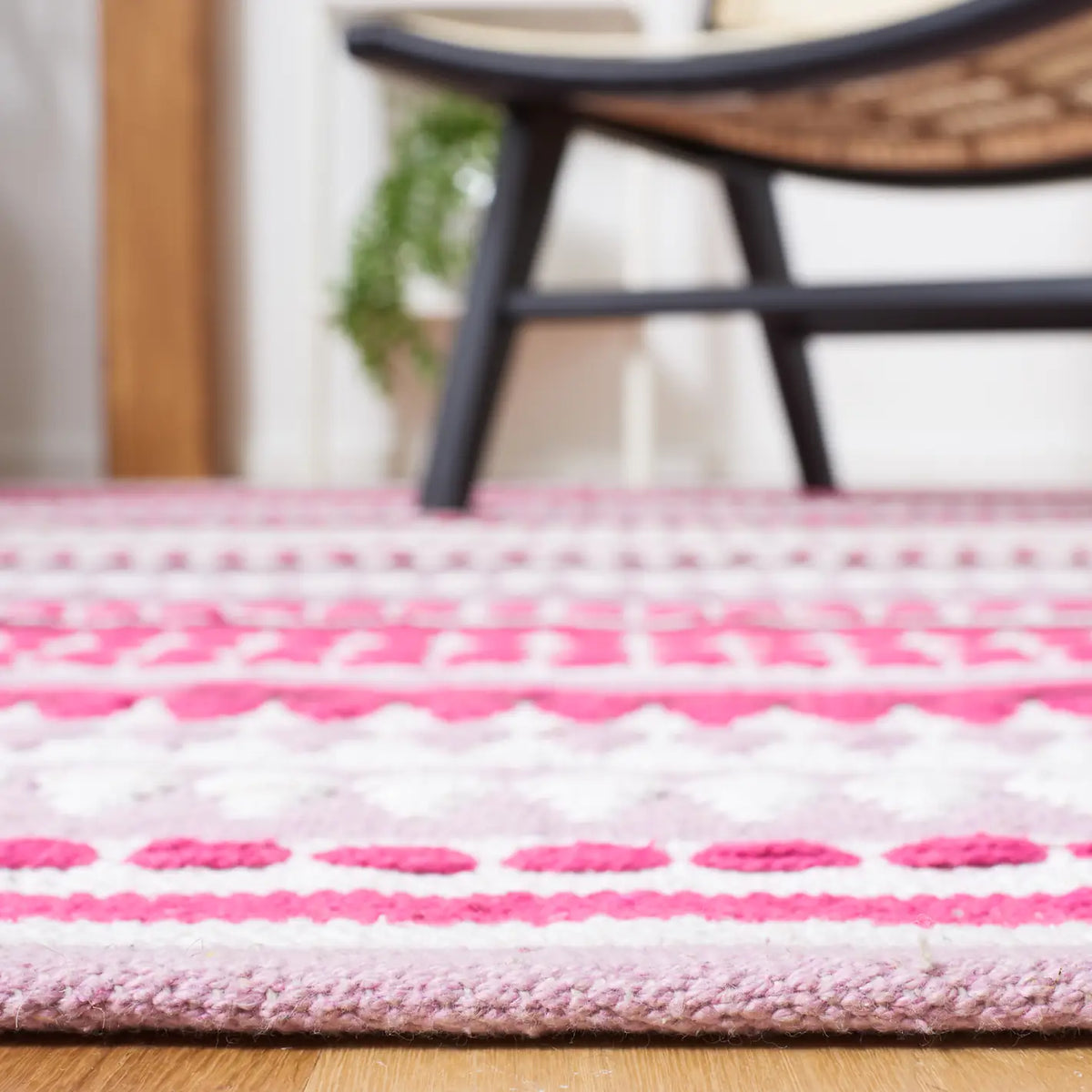 Safavieh Montauk 4'-0" x 6'-0" Rug in Pink / Ivory