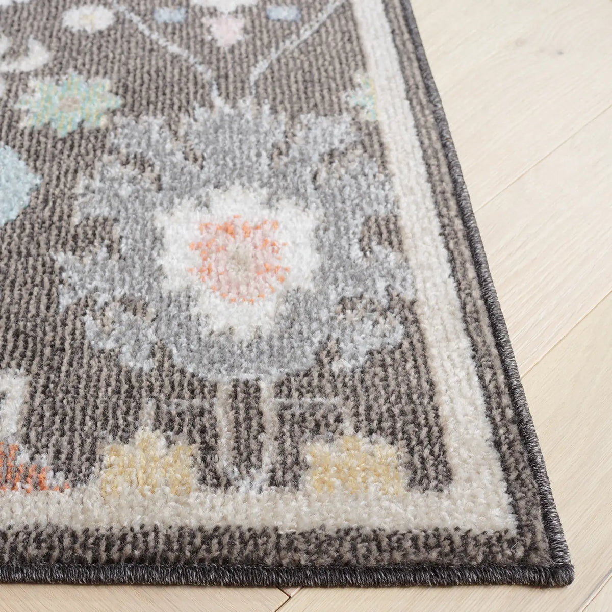 Safavieh Phoenix 500 4'-5" x 6'-5" Rug in Dark Grey / Ivory Blue