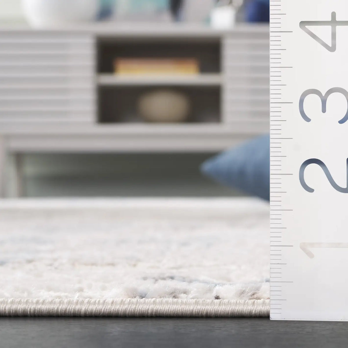 Safavieh Quincy 4'-0" x 6'-0" Rug in Ivory / Beige