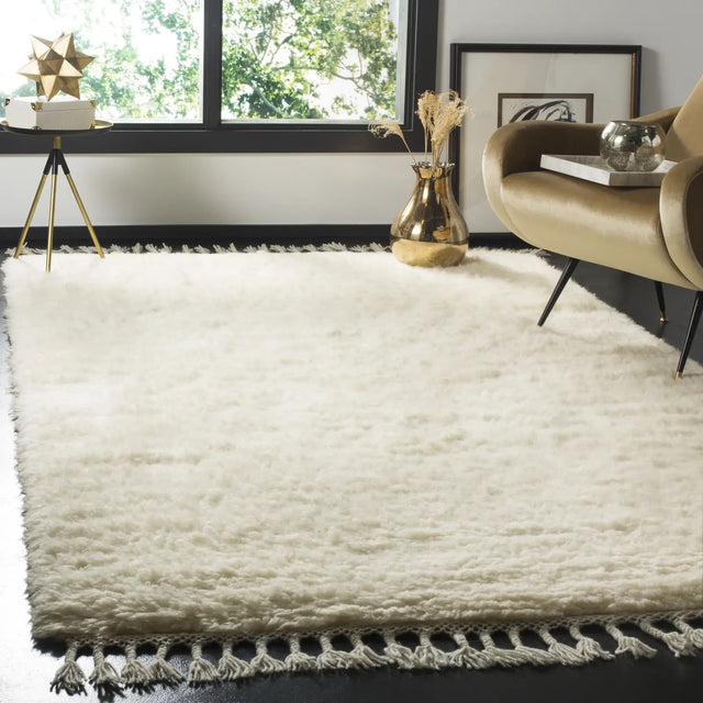 Safavieh Casablanca 5'-0" x 8'-0" Rug in Ivory