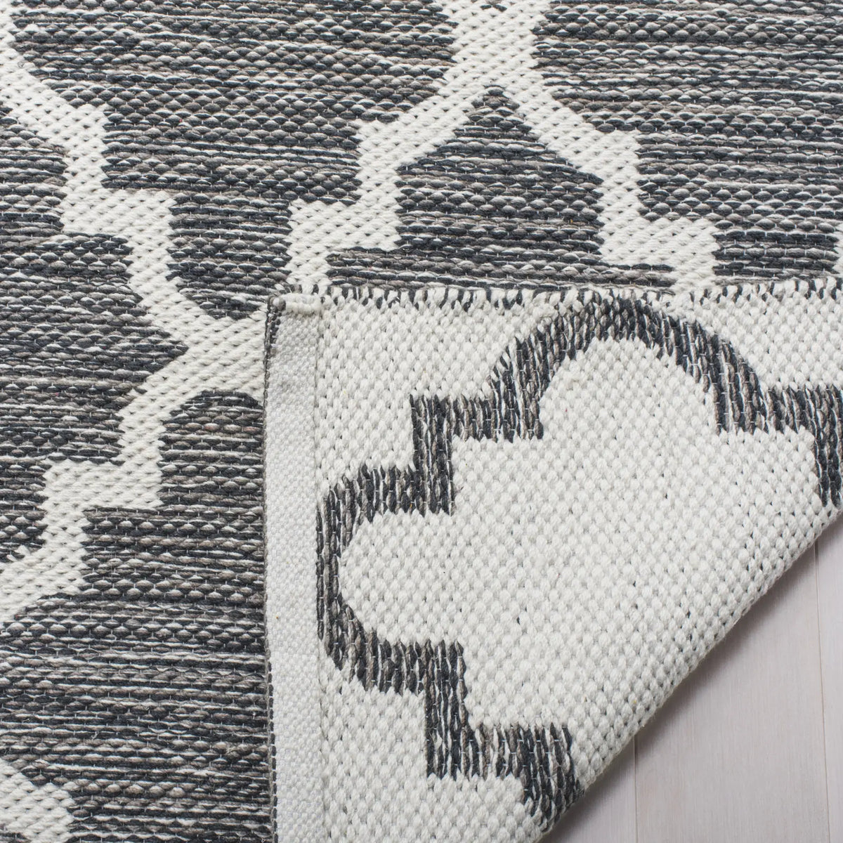 Safavieh Montauk 5'-0" x 8'-0" Rug in Charcoal / Ivory