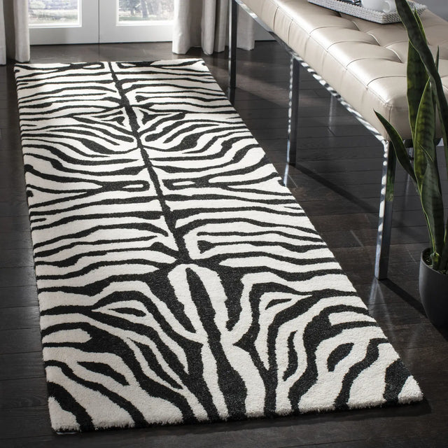 Safavieh Soho 2'-6" x 10'-0" Rug in Black / White