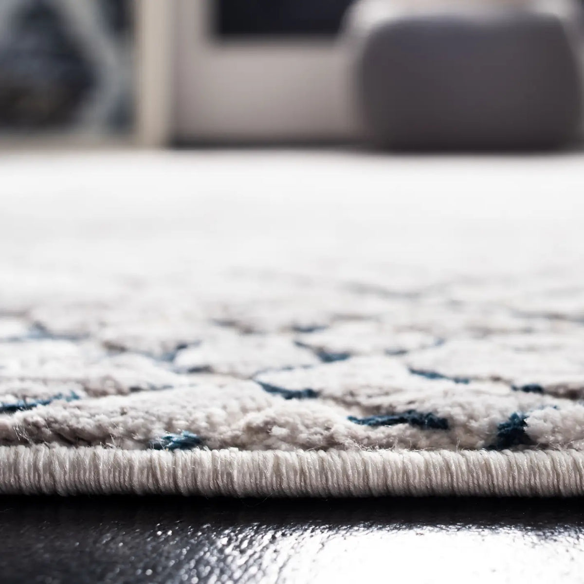 Safavieh Amalfi 4'-0" x 6'-0" Rug in Cream / Navy
