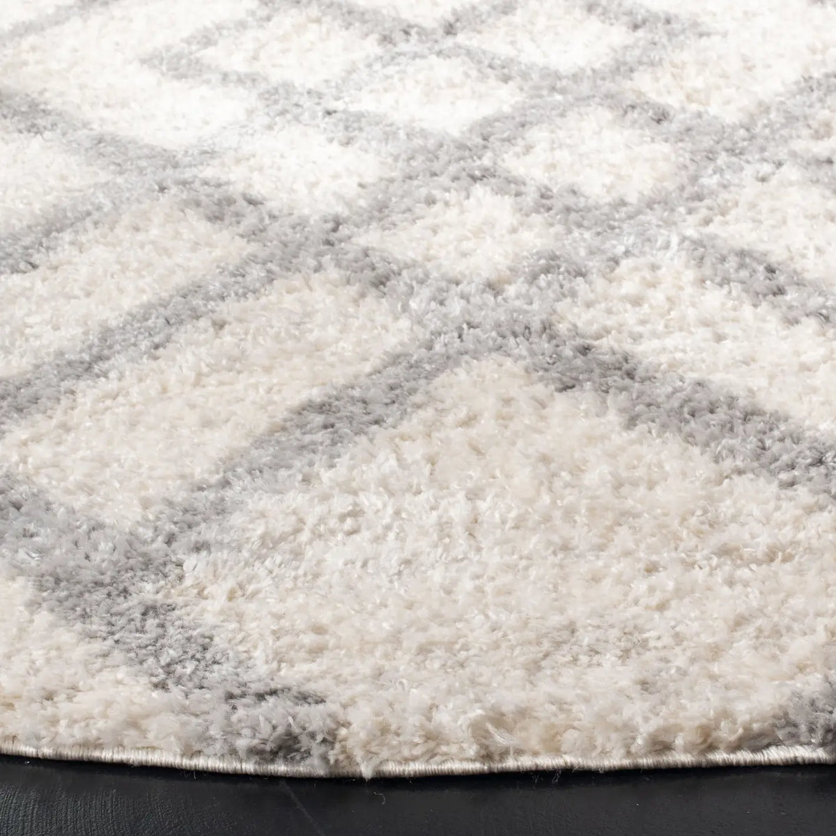Safavieh Berber Shag 200 5'-3" x 5'-3" Rug in Cream / Grey