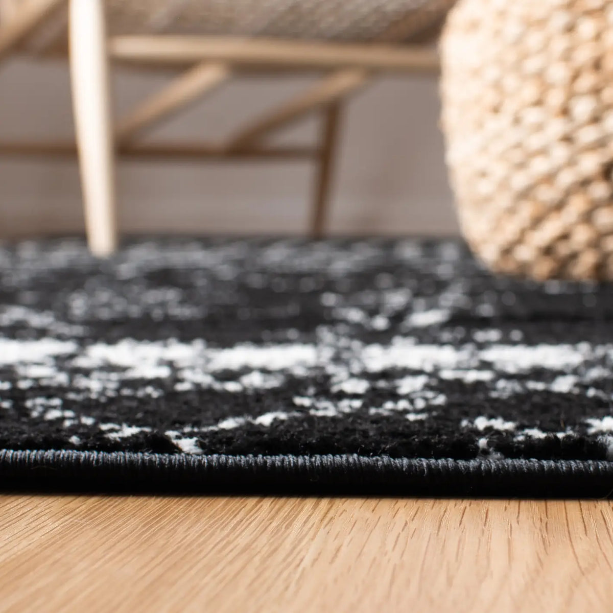 Safavieh Tulum 4'-0" x 6'-0" Rug in Black / Ivory