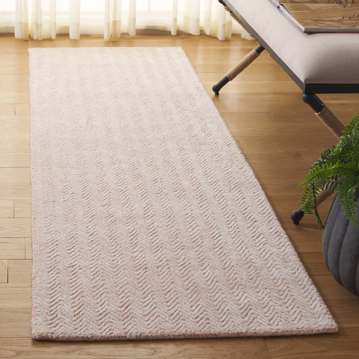 Safavieh Glamour 2'-3" x 8'-0" Rug in Pink / Ivory